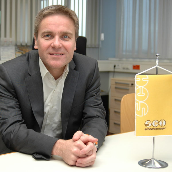 Bild vom Prokurist der Firma Schachermayer Andreas Obermüller vor seinem Schreibtisch