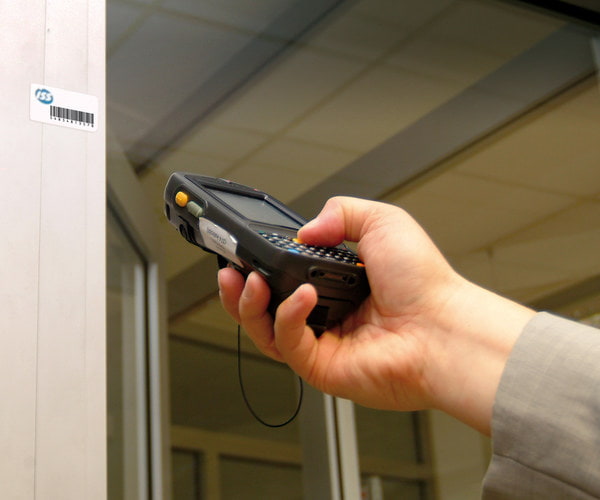 Bild eines Türrahmens beim Scannen des angebrachten Barcodes mit einem mobilen Gerät