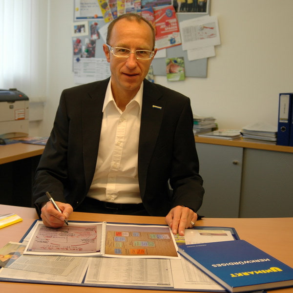 Bild vom Unimarkt Geschäftsführer Andreas Haider auf seinem Schreibtisch