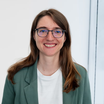 Bild von Manuela Mitterndorfer vor weißem Hintergrund