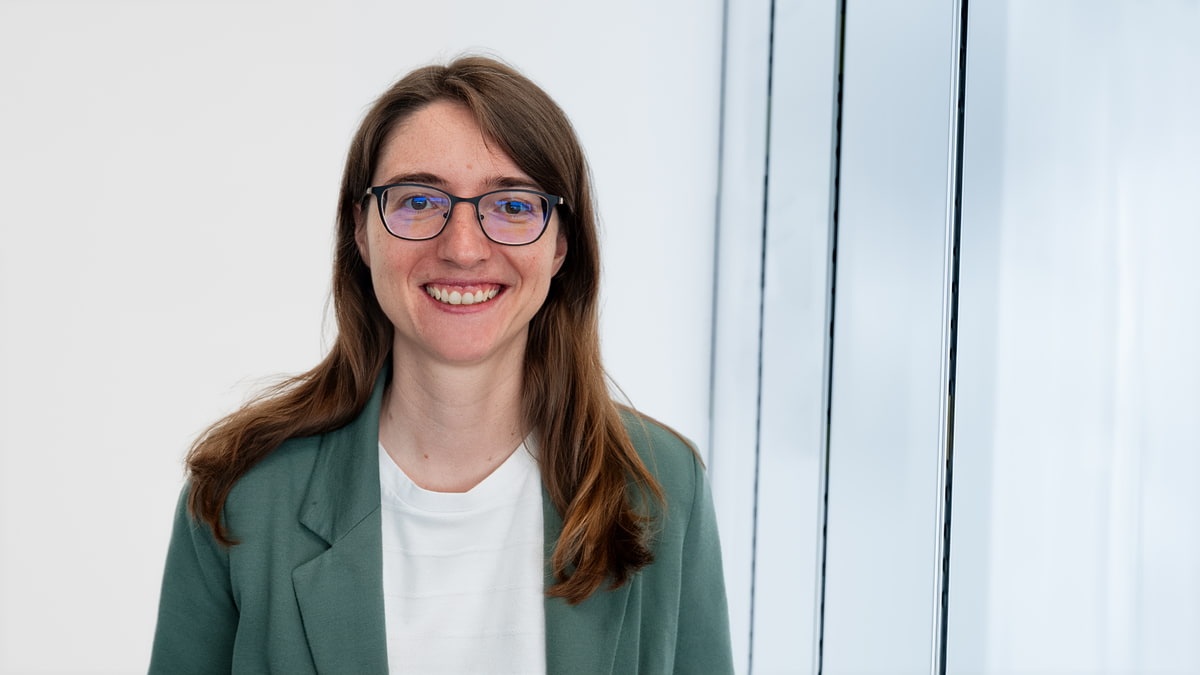 Bild von Manuela Mitterndorfer vor weißem Hintergrund