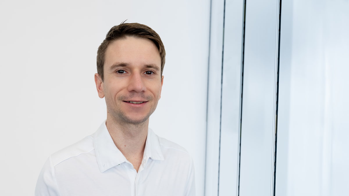 Bild von Dominik Angerer vor weißem Hintergrund