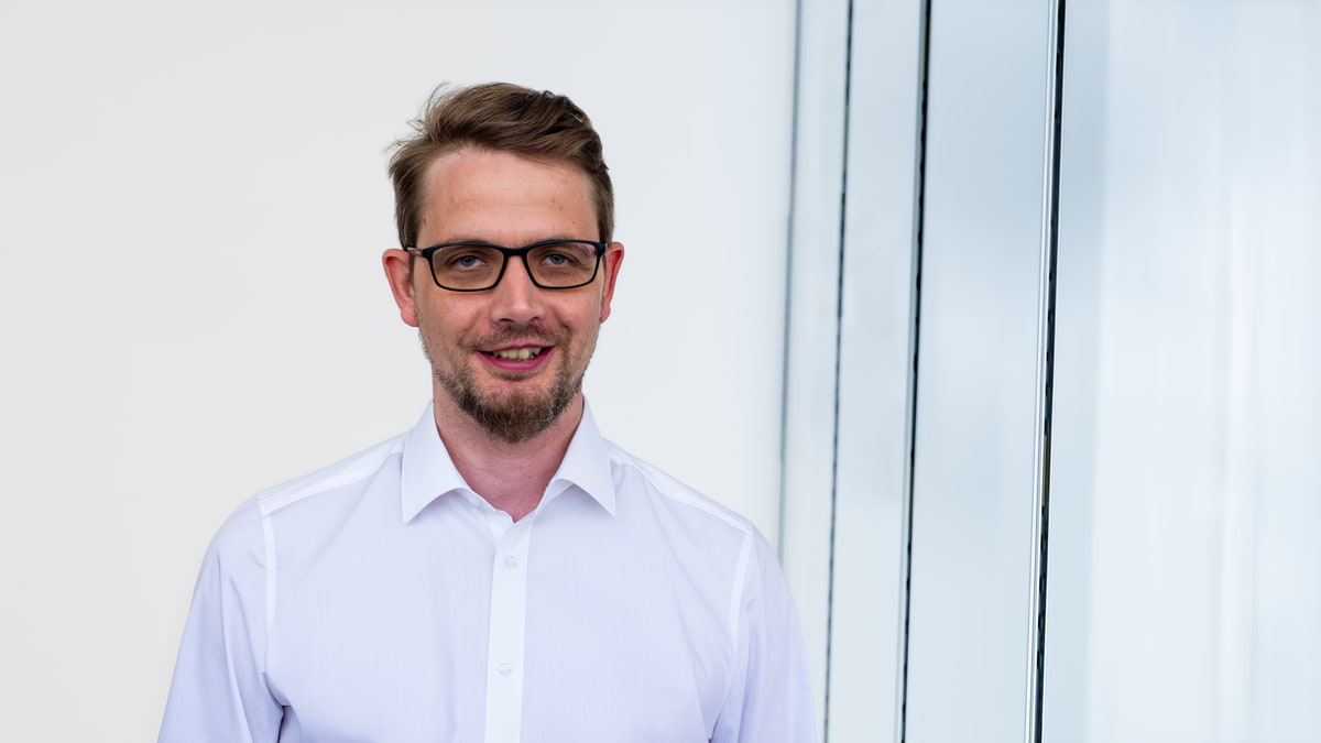 Bild von Michael Pitzer vor weißem Hintergrund
